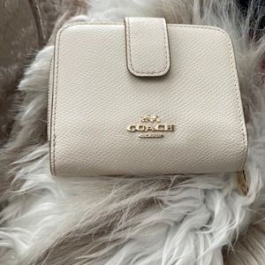 Coach Med Leather Zip Around Wallet F52692